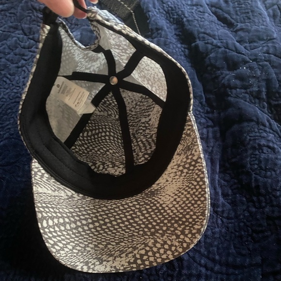 Lululemon snakeprint hat grey - Picture 3 of 3